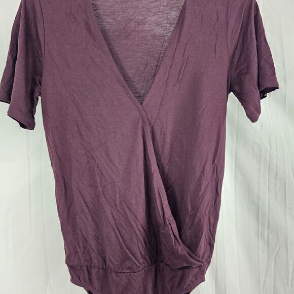 MADEWELL WOMEN'S BURGUNDY SHORT SLEEVE V-NECK FAUX WRAP DRAPEY BODYSUIT Sz XS - Picture 4 of 7